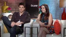 Robbie Amell & Mae Whitman (The DUFF) - Interview Video